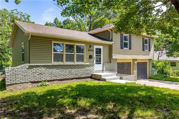 8602 E 84th TER, Raytown, MO 64138