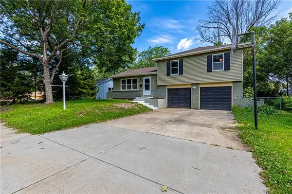 8602 E 84th TER, Raytown, MO 64138