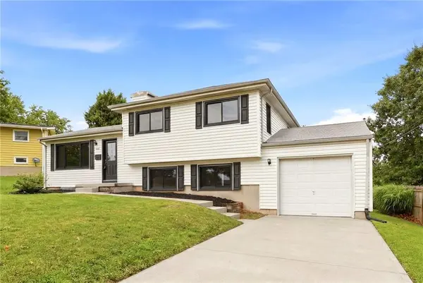 1702 NE Shady Lane DR, Gladstone, MO 64118