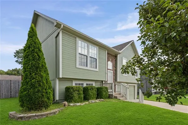 1010 NW Scenic DR, Grain Valley, MO 64029