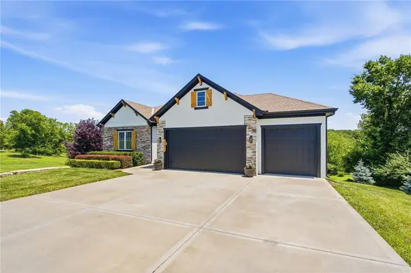 12001 S Eagle Crest DR, Lee's Summit, MO 64086