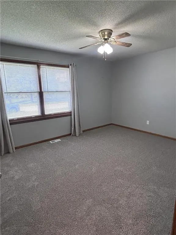 227 E Colleen DR, Gardner, KS 66030