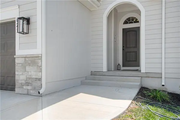623 E 13th ST, Kearney, MO 64060
