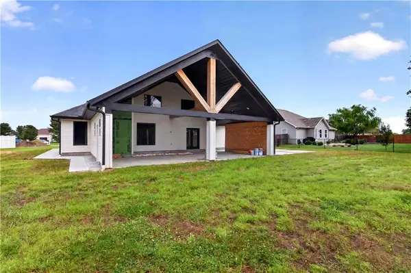 123 Vals LN, Frontenac, KS 66762