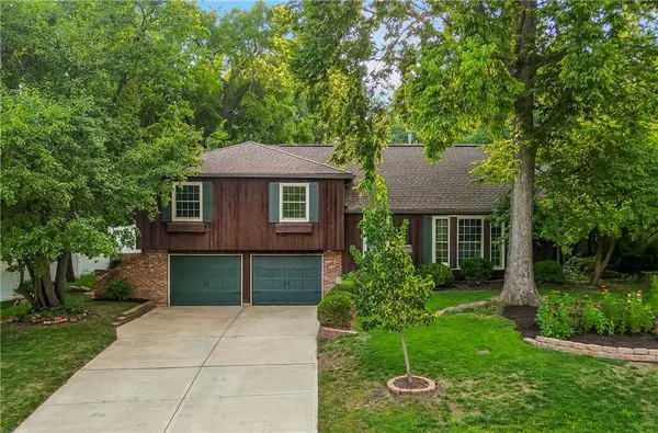 10006 Linden ST, Overland Park, KS 66207