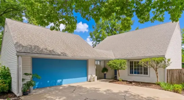 221 Deerfield LN, Lawrence, KS 66049