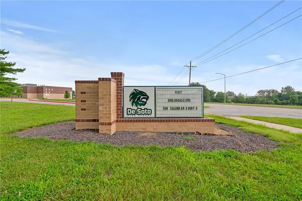 8669 Eagle Creek DR, De Soto, KS 66018