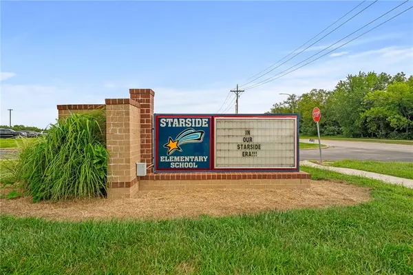 8669 Eagle Creek DR, De Soto, KS 66018