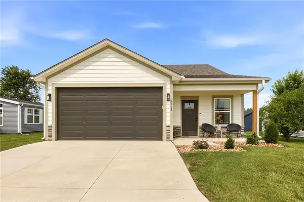 1102 White Oaks LN, Oak Grove, MO 64075