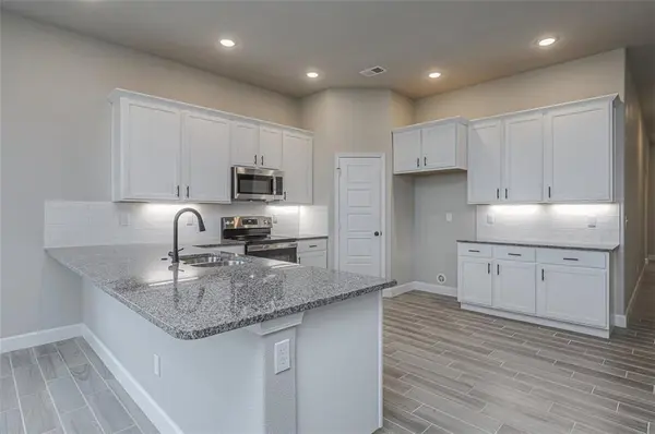 25241 W 92nd TER, Lenexa, KS 66227