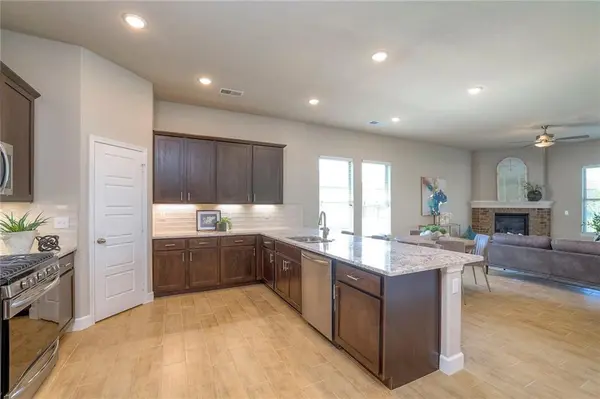 25259 W 92nd TER, Lenexa, KS 66227