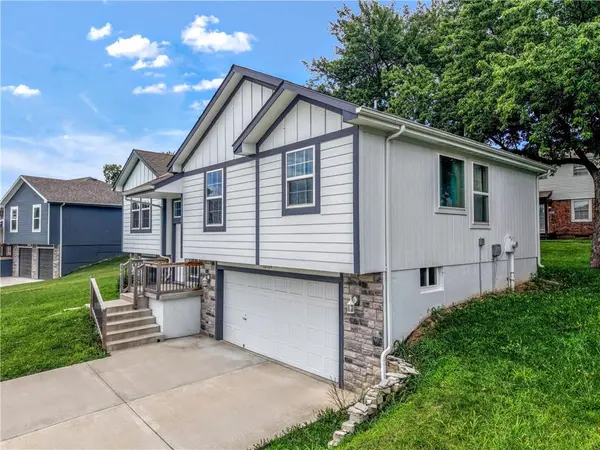 12704 Applewood DR, Grandview, MO 64030