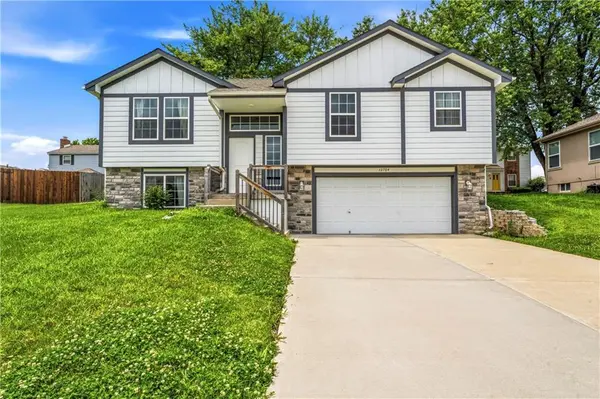 12704 Applewood DR, Grandview, MO 64030