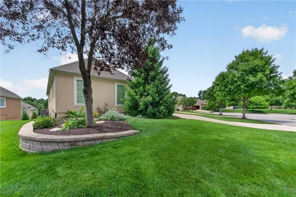 11644 S Carriage RD, Olathe, KS 66062