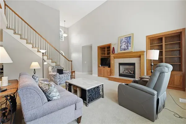 1019 SW Coachlight CT, Lee's Summit, MO 64081