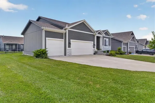 1515 SW Arbor Valley DR, Lee's Summit, MO 64082