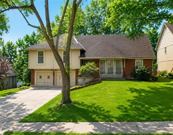 8208 Caenen Lake RD, Lenexa, KS 66215