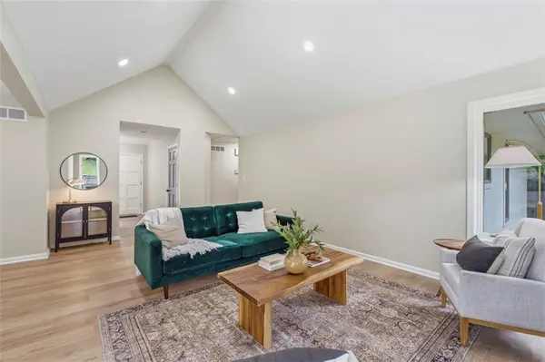 219 NW Redwood CT, Lee's Summit, MO 64064