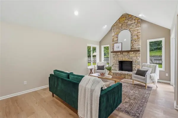 219 NW Redwood CT, Lee's Summit, MO 64064
