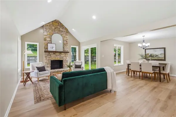 219 NW Redwood CT, Lee's Summit, MO 64064