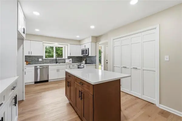 219 NW Redwood CT, Lee's Summit, MO 64064