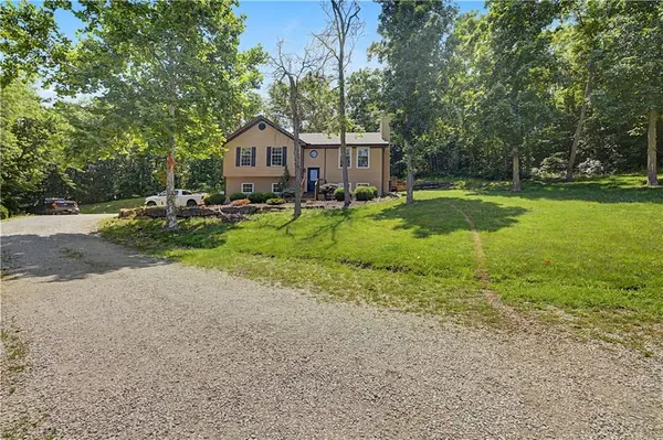 401 S Minter RD, Grain Valley, MO 64029