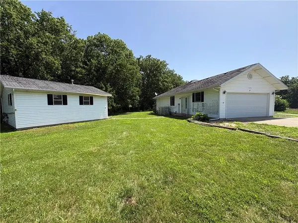 1046 475th RD, Centerview, MO 64019