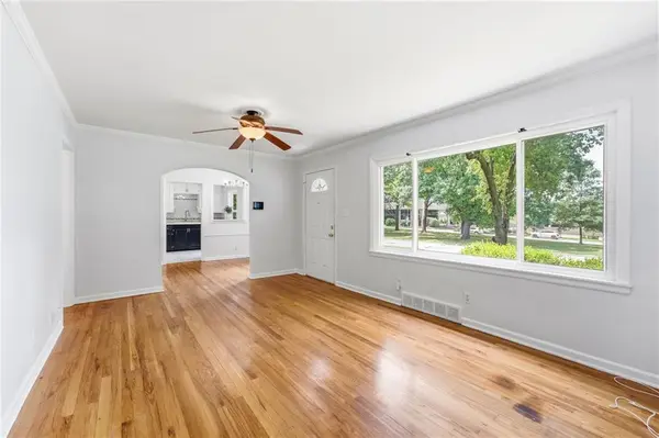 8107 Ward Pkwy, Kansas City, MO 64114