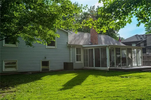 9305 Sturgeon DR, Overland Park, KS 66212