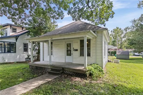 307 E Miami ST, Paola, KS 66071
