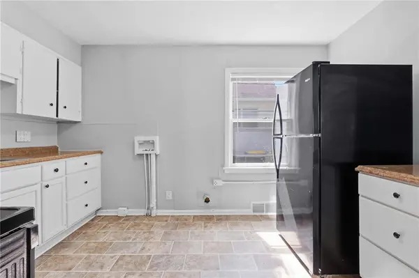 7944 Oak ST, Kansas City, MO 64114