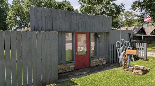 710 Locust ST,  Pleasant Hill,  MO 64080