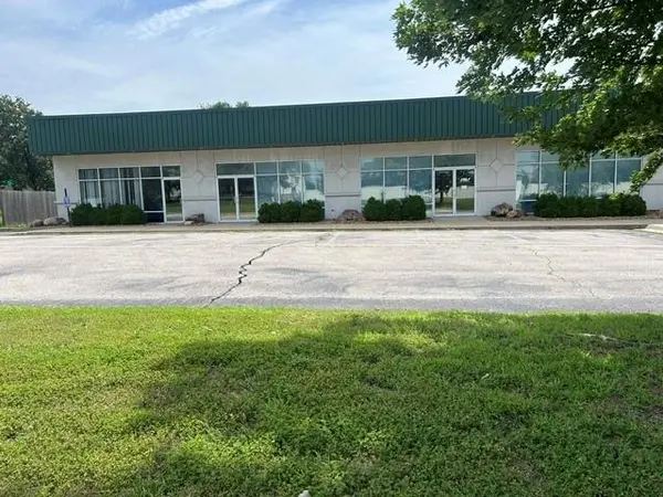 450 N Iowa ST, Lawrence, KS 66044