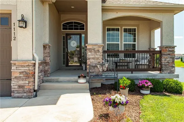 1112 SW Crabtree CIR, Oak Grove, MO 64075