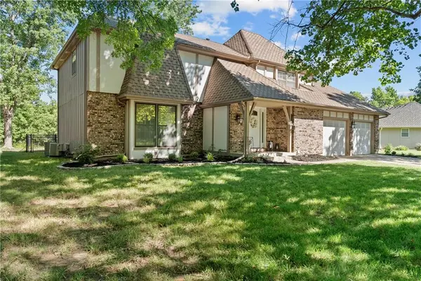 4000 NW Cimarron ST, Lee's Summit, MO 64064