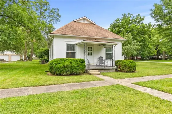 340 W 3rd ST, Wellsville, KS 66092