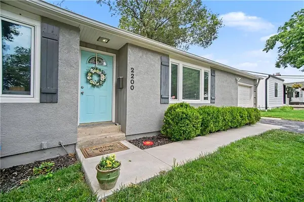 2200 W 74th TER, Prairie Village, KS 66208