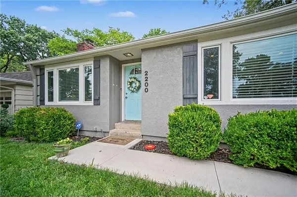 2200 W 74th TER, Prairie Village, KS 66208