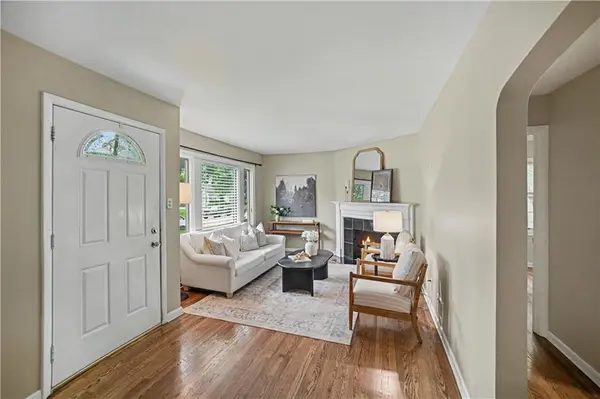 2200 W 74th TER, Prairie Village, KS 66208