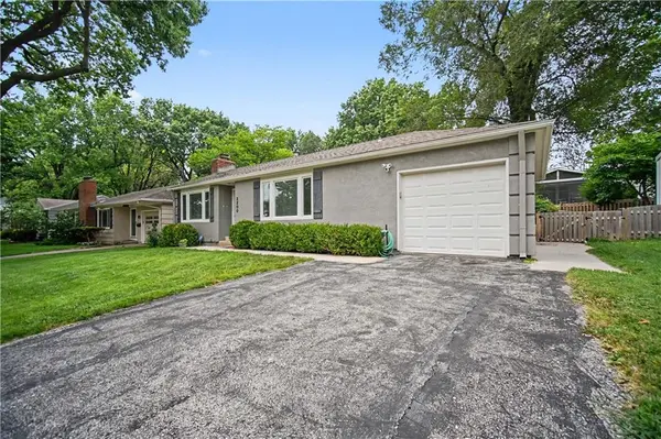 2200 W 74th TER, Prairie Village, KS 66208