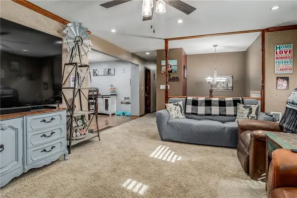 2407 NW 5th ST, Blue Springs, MO 64014