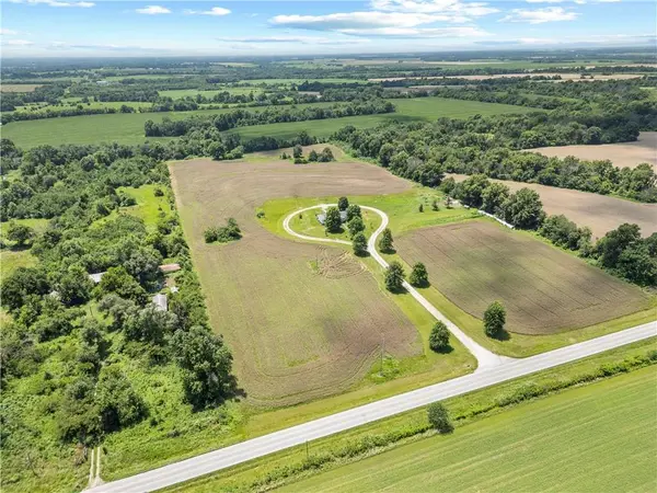 26060 E B HWY, Sheldon, MO 64784