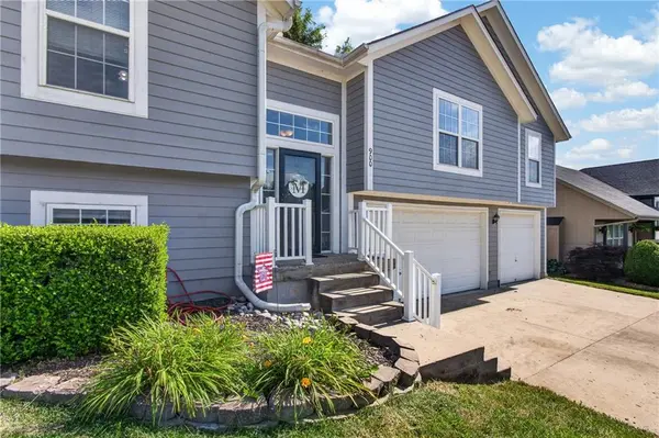 900 Coachman DR, Pleasant Hill, MO 64080