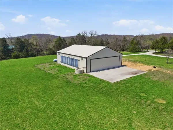 21756 Flippin RD, Warsaw, MO 65355