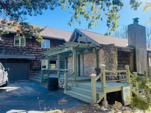 3907 NE Beach RD, Lee's Summit, MO 64064