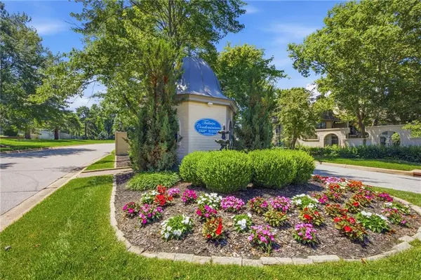 10704 Glenwood ST #E, Overland Park, KS 66211