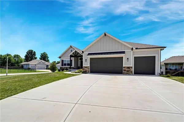 17766 S Myrna DR, Olathe, KS 66062