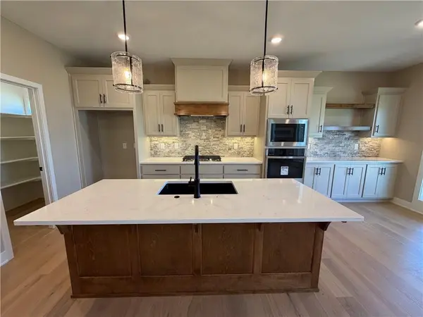 524 Skyview LN, Liberty, MO 64068