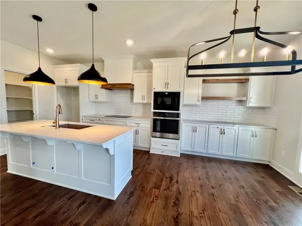 2144 Deerfield TER, Liberty, MO 64068