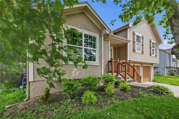 2521 NW Richard ST, Blue Springs, MO 64015